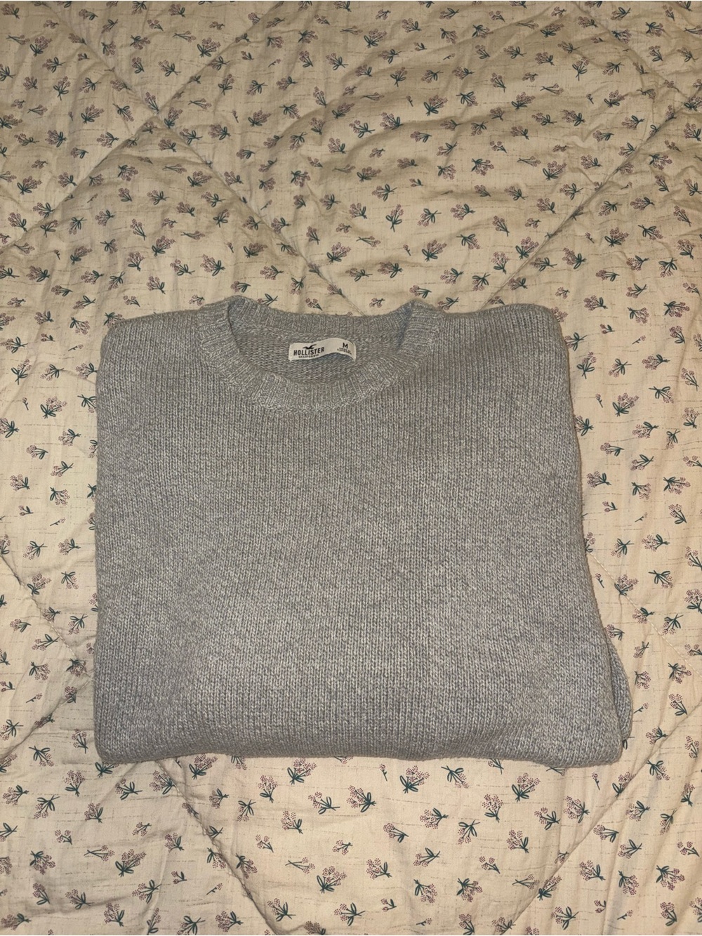 Hollister Men's Light Gray Crewneck Sweater